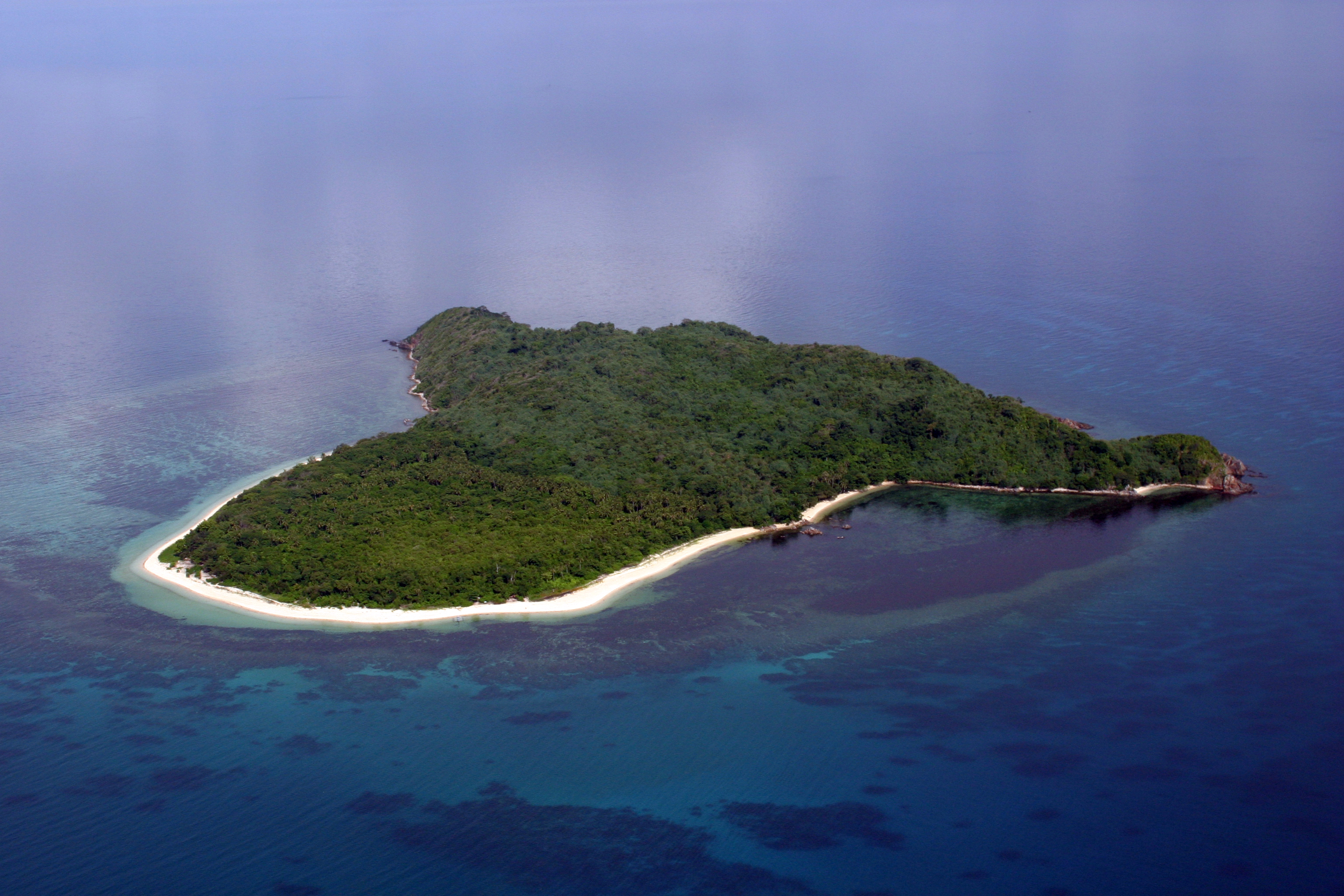 Гребень острова. Остров Колючин. Филиппины необитаемые острова. Остров приват Филиппины. Остров банва Филиппины.