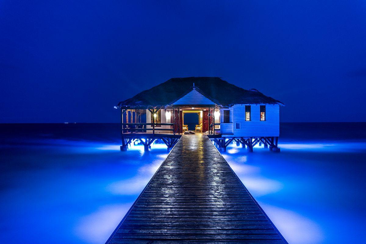 Jewel Caye image