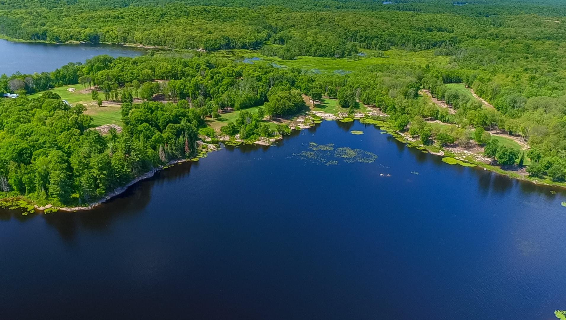 Lakefront Cottages and Golf Course Retreat image
