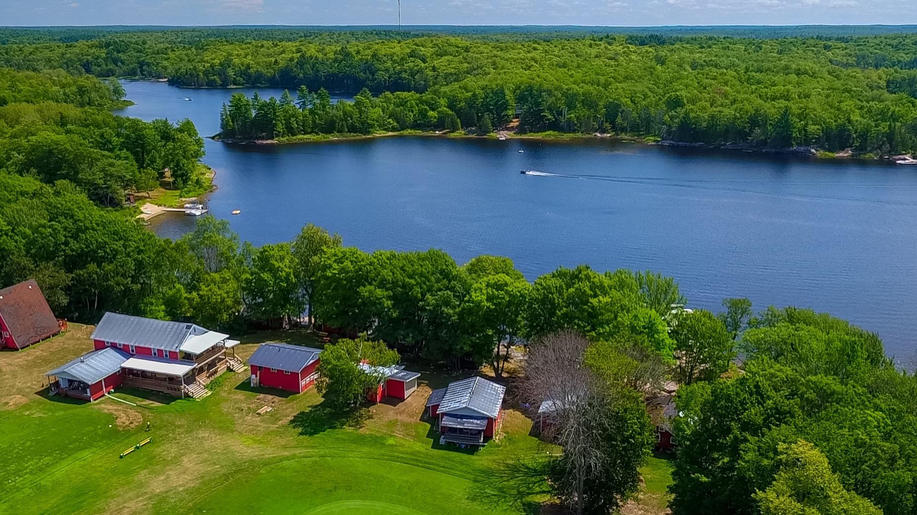 Lakefront Cottages and Golf Course Retreat image