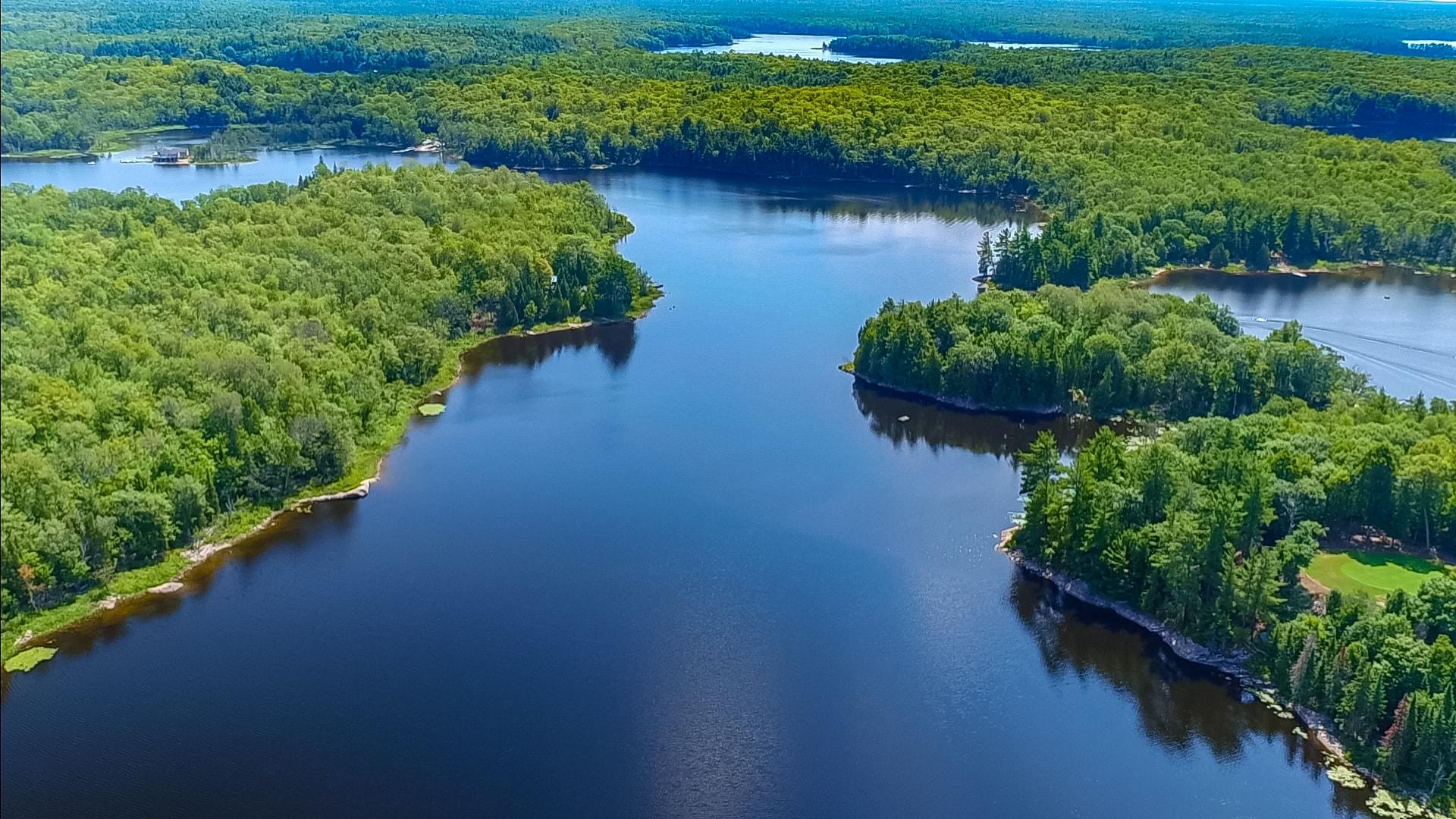 Lakefront Cottages and Golf Course Retreat image