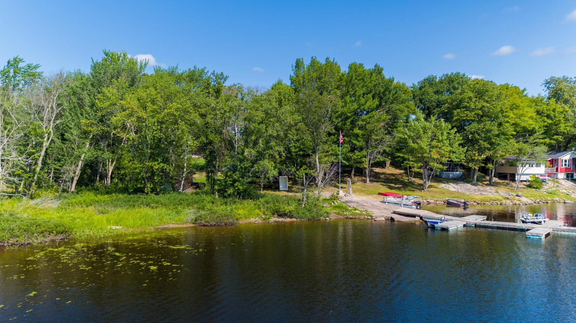 Lakefront Cottages and Golf Course Retreat image
