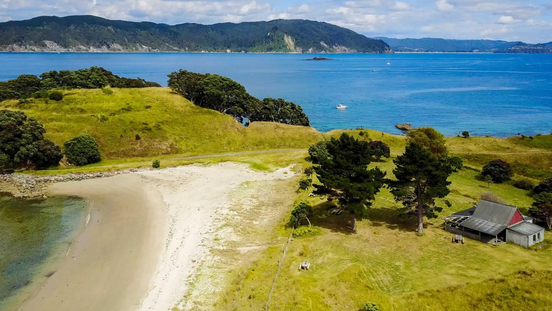 Slipper Island image