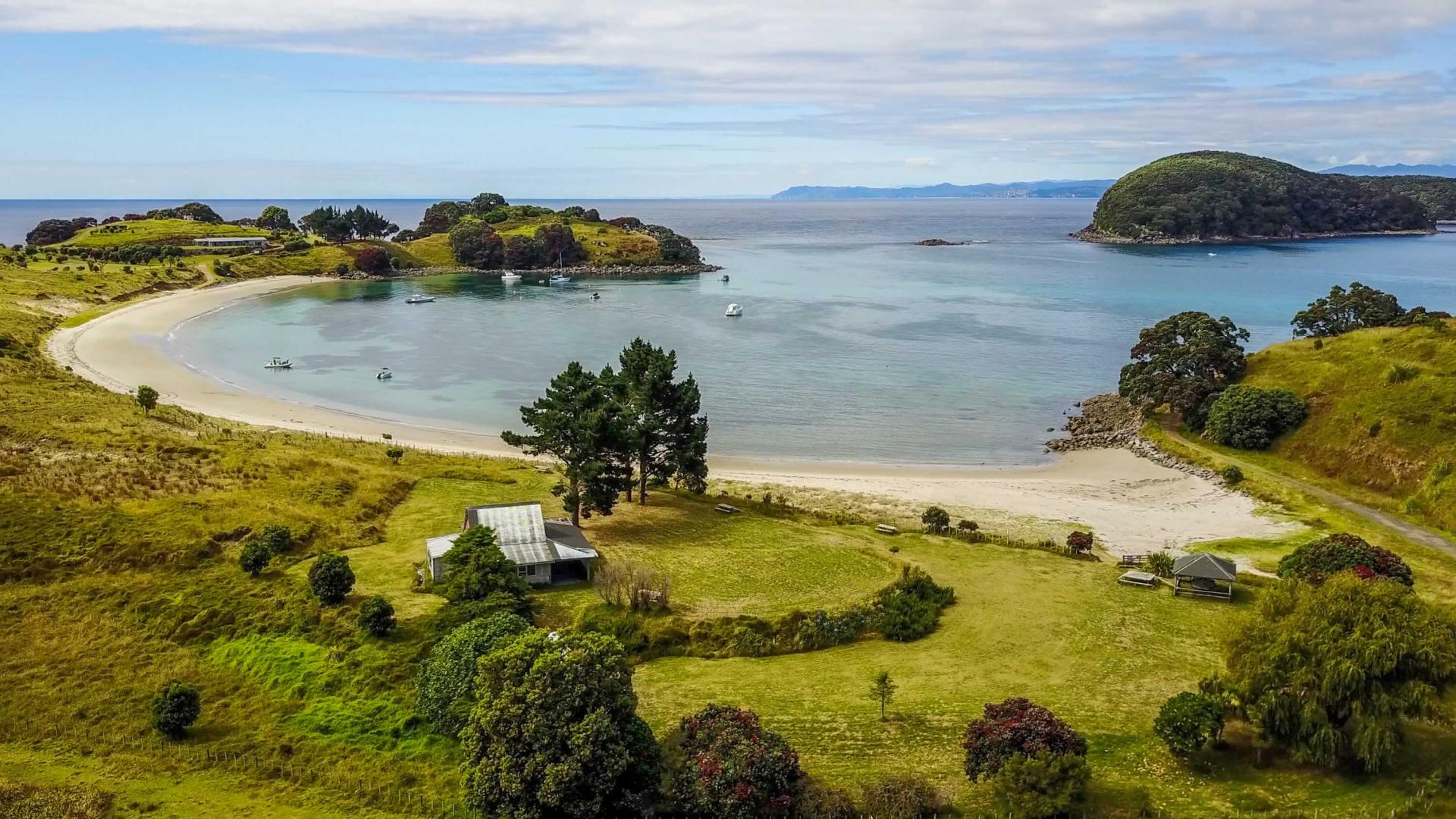 Slipper Island image