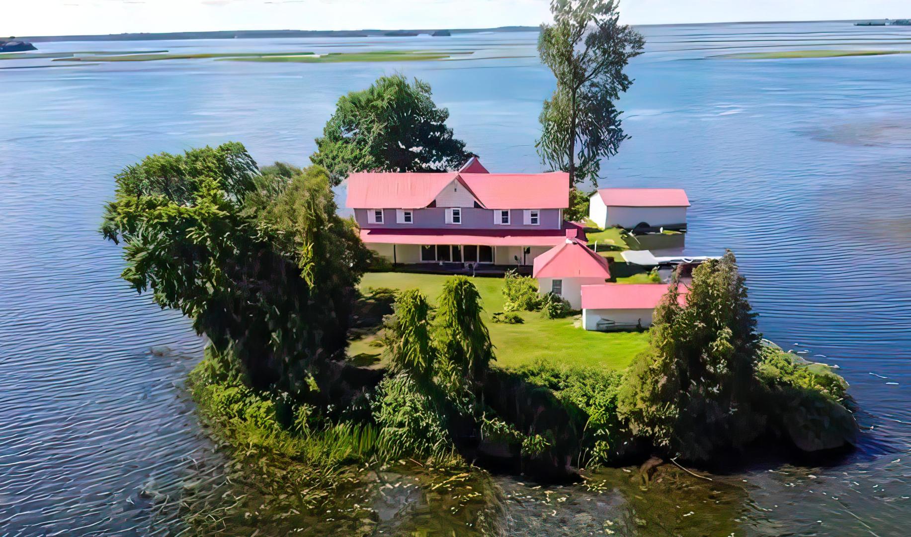 Ile Fraser – Private island in Quebec, Canada
