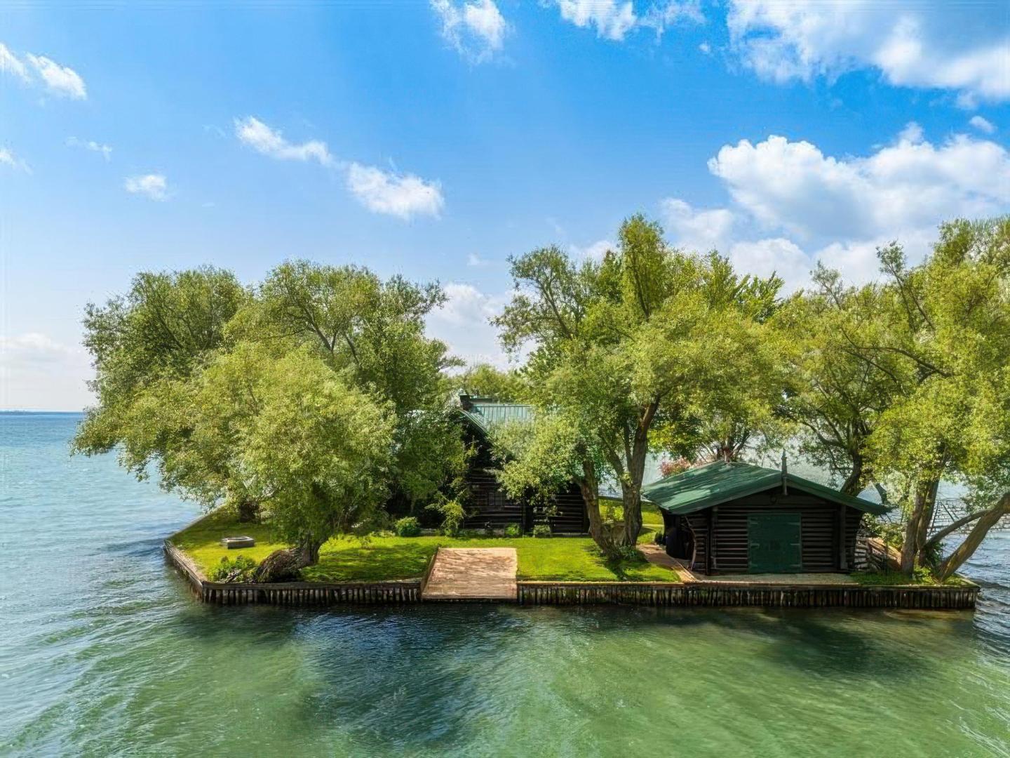 L'Île de la Paix – Private island in Quebec, Canada