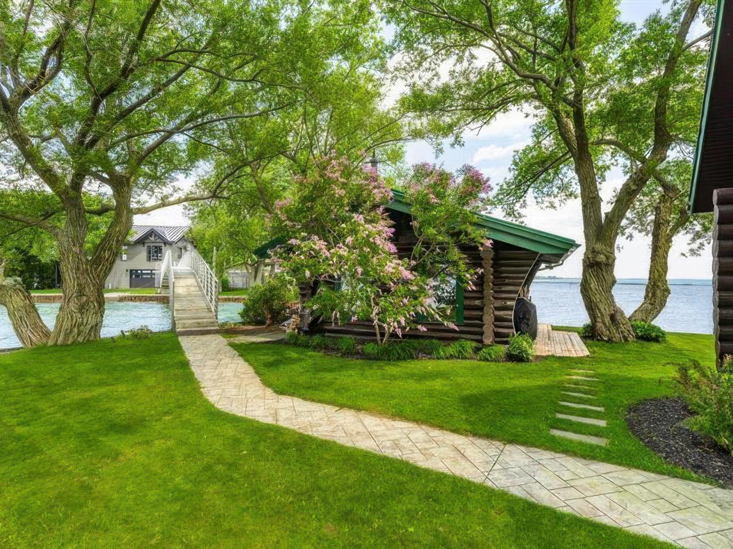 L'Île de la Paix – Private island in Quebec, Canada